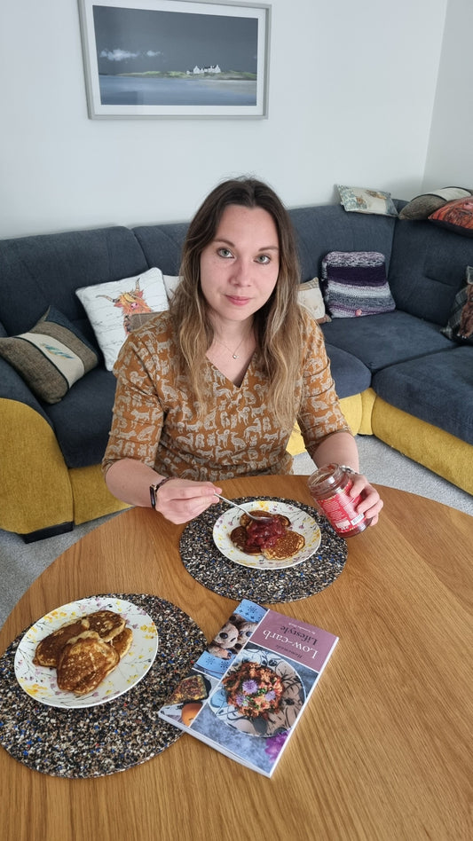 Mini pancakes with strawberry jam and honey-flavoured syrup